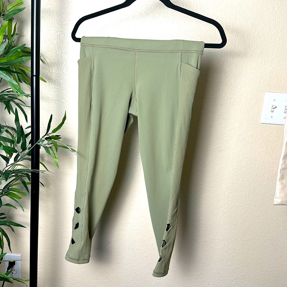 Salutation stash pocket II cutout 7/8 athleta